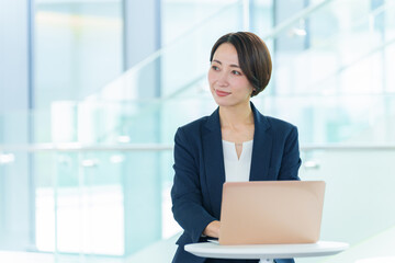 オフィスでパソコンを使うビジネスウーマン