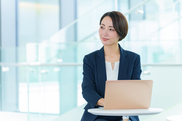 オフィスでパソコンを使うビジネスウーマン