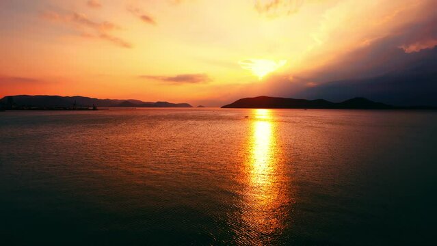 ドローンで撮影した夕方の海の風景　香川県の瀬戸内海
