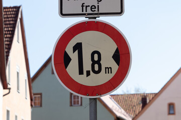 Verkehrszeichen kennzeichnet maximale Breite von 1,8 m