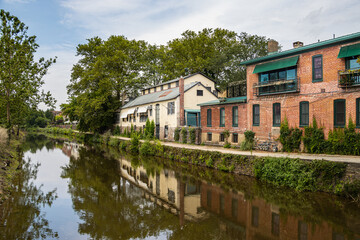 Fototapeta na wymiar Houses next to the canal. 
