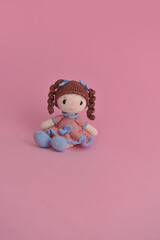 boneca fofa em fundo rosa de menina 