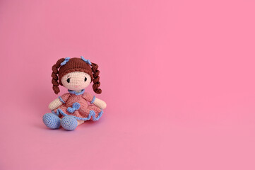 boneca fofa em fundo rosa de menina 