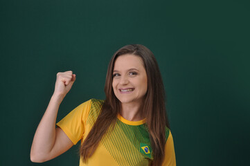 jovem mulher brasileira sorridente e feliz torcedora pela seleção do brasil, copa do mundo de...