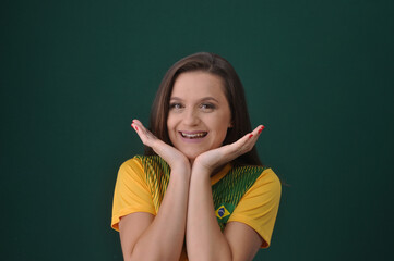 jovem mulher brasileira sorridente e feliz torcedora pela seleção do brasil, copa do mundo de...