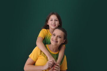 mãe e filha brasileiras celebranco o brasil 