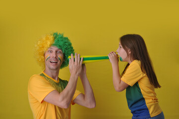 pai e filha juntos torcedores do brasil, copa do mundo de futebol, cores da bandeira do brasil com espaço para texto anúncio ou promoção 