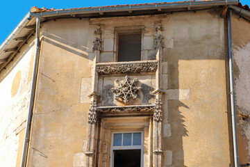 Fototapeta na wymiar Charente-Maritime - Saint-Just-Luzac - Détail d'une fenêtre sur rue d'une maison ancienne 