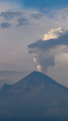 Obraz na płótnie Canvas Fumarolas del Volcan Popocatepetl