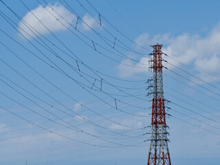 赤と白の鉄塔と送電線と青空