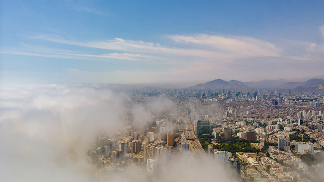 Ciudad de Lima entre las nubes
