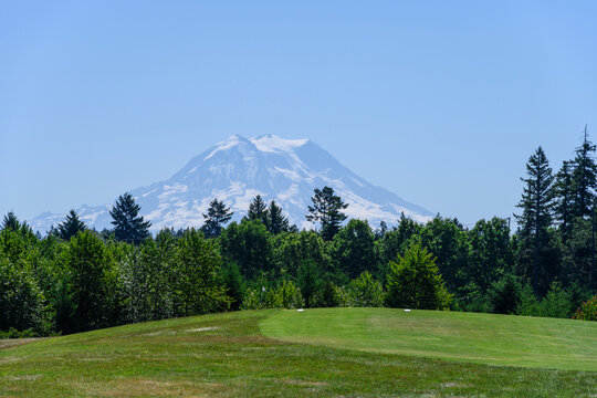 Scenic tee box on a public golf course, Mount Rainier in the background, recreation on a sunny summer day
