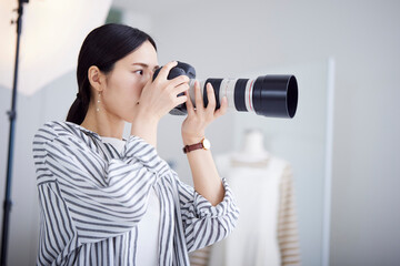 ファッション写真撮影を行う20代の日本人女性カメラマン