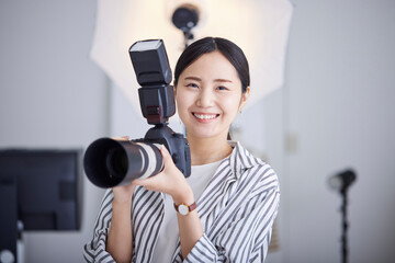 ファッション写真撮影を行う20代の日本人女性カメラマン
