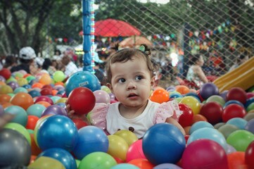 Bebé con una pelota