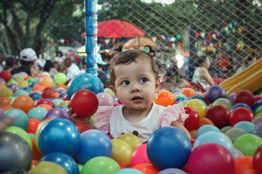 Beb&eacute; con una pelota