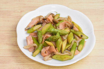 グリーンアスパラガスとハムの炒め物