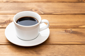 テーブルに置かれたホットコーヒー