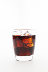 白背景にアイスコーヒー