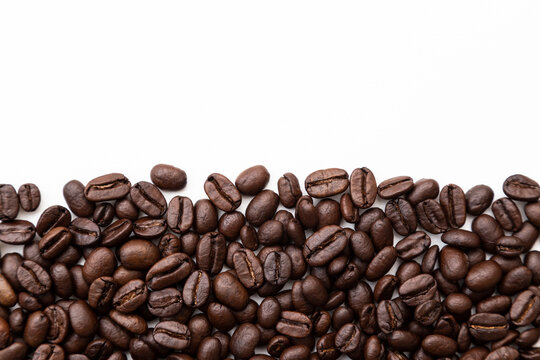 白背景にコーヒー豆