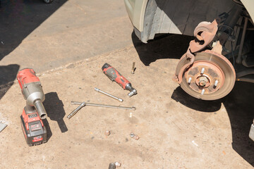 車のタイヤ交換、工具 © photok