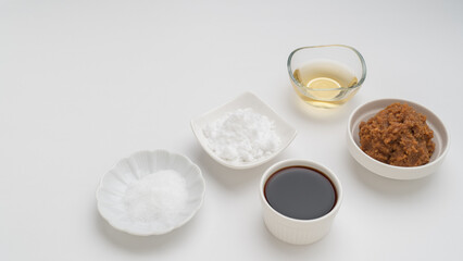 日本の基本の調味料・さしすせそ　イメージ｜砂糖・塩・酢・醤油・味噌