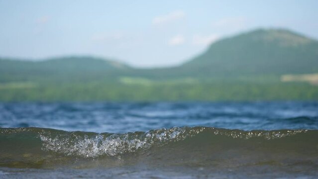 波が押し寄せる湖の風景、90mmレンズ、4K撮影