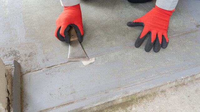 皮すきで床塗装の劣化を削る・下地処理｜リフォーム・塗装業者イメージ