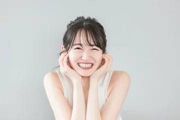 Fotobehang 白い歯が美しい笑顔のアジア人女性（ホワイトニング・歯列矯正）  © buritora