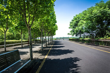 Obraz premium Asphalt road in modern city park