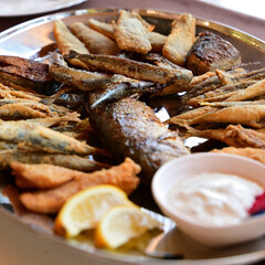 fischteller in einem restaurant in nessebar, bulgarien