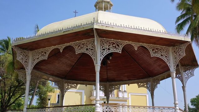Toma a&eacute;rea de un kiosko que va descubriendo la Parroquia de San francisco de Asis, Colima.