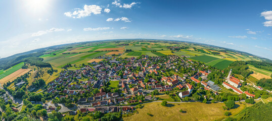 Abendliches Panorama im Ries bei Mönchsdeggingen in Nordschwaben