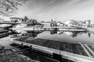 Le ponton est solidement fixé au bord du canal de Pagny sur Meuse