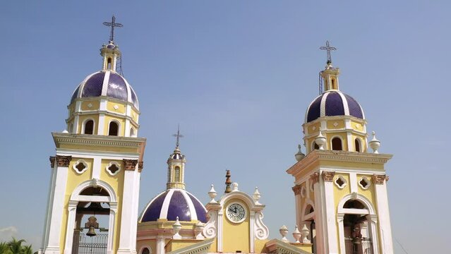 Toma de drone que inicia en los campanario y termina en el centro de la Parroquia de San Cristobal de Asis. Colima.