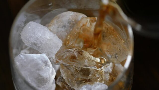 アイスコーヒー。氷が入ったグラスに熱いコーヒーを注ぐ動画。