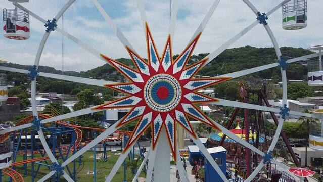 Noria en parque de atracciones frente al mar.