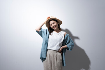 麦わら帽子をかぶった女性