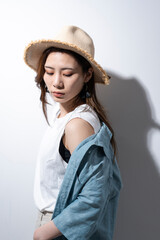麦わら帽子をかぶった女性