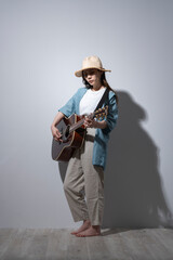 ギターを弾く若い女性