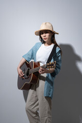 Naklejka premium ギターを弾く若い女性