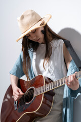 ギターを弾く若い女性