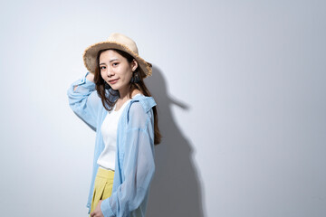 麦わら帽子をかぶった若い女性
