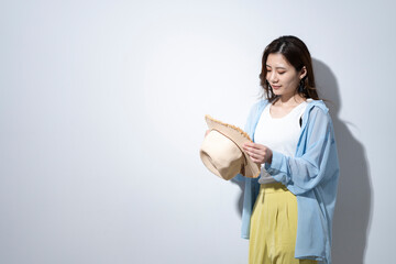 麦わら帽子をかぶった若い女性