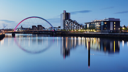 Glasgow at night with river - Squinty Bridge, UK - obrazy, fototapety, plakaty