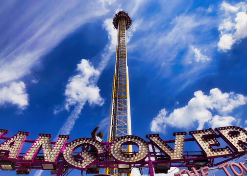 Aufregende H&ouml;hen: Der Hangover Tower, der Freifallturm auf der Cranger Kirmes in Herne, aufgenommen an einem sch&ouml;nen Tag vor blauem Himmel, verspricht ein berauschendes Erlebnis.