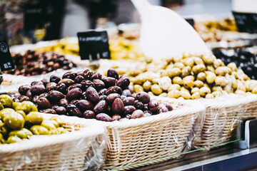 Olives noires et vertes dans un bol en vente dans un marché du Sud de la France