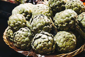 Fototapeta premium Artichauts bruts sur un étal de marché