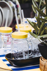 Distributeur de boisson en verre décoré avec couvercle et paille