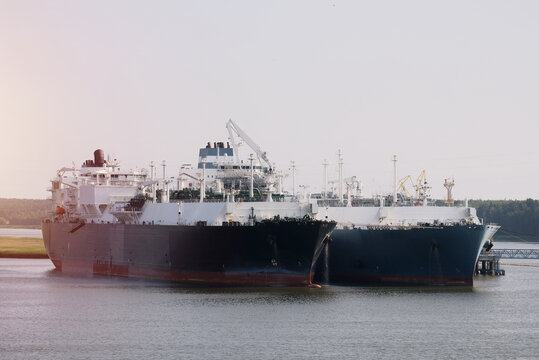 Floating storage and regasification unit and liquified natural gas carrier in the port during the ship-to-ship operations. Ship-to-ship bunkering procedures.